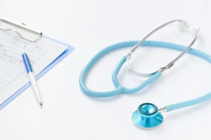 問診票と水色の聴診器の写真