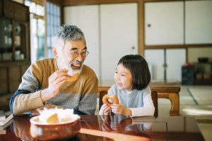 おじいちゃんと孫のティータイムの写真
