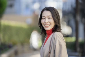 カメラ目線で笑顔の女性の写真