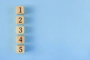 数字が描かれた積み木の画像