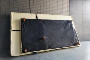 粗大ゴミとして出されているベッドの写真