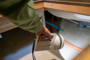 床下に入ろうとする業者の写真