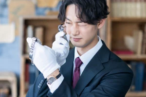 高級時計の出張査定をする買取専門業者の写真