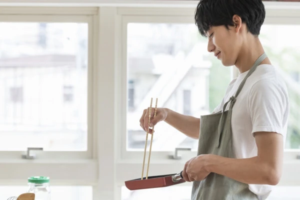 料理をする男性の写真