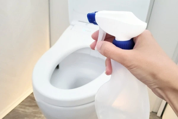 トイレの詰まりに効く洗剤を使う様子