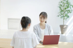カウンセリングを受ける女性の写真