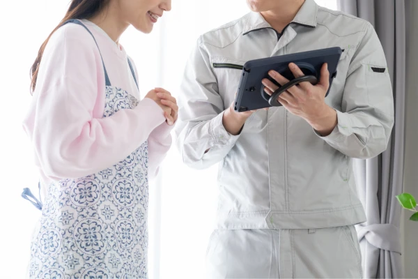 事業者にタブレットを見ながら説明を受けている女性の様子
