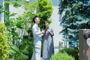 庭の相談をする女性と業者の写真