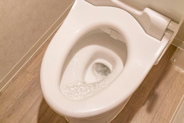 トイレの水を流しているイメージ