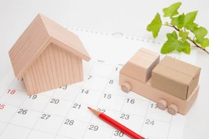 住宅と荷物を載せたトラックの写真_カレンダー背景