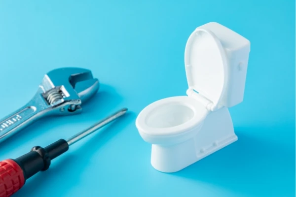ミニチュアのトイレと工具
