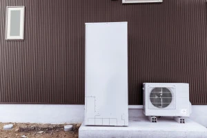 給湯設備と外壁の写真