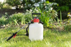 芝生に薬剤を撒く散布器の写真