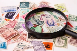 切手と虫眼鏡の写真