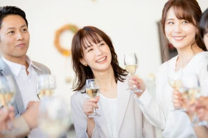 笑顔で乾杯をする男女の写真②