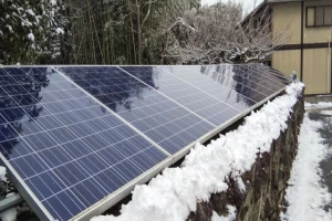 塀に設置された太陽光パネルの写真