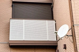 外壁に設置されたアンテナの写真