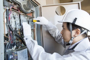 給湯器の修理をする業者の写真