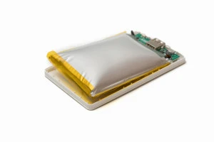 膨張したモバイルバッテリーの写真