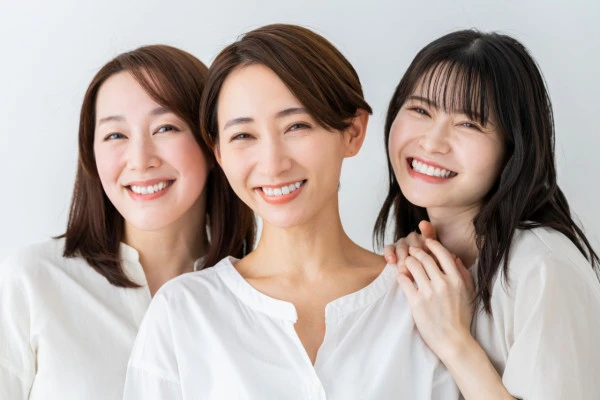 笑顔の三人の女性の写真
