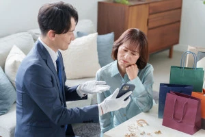 女性客と査定する中古出張買取業者の写真