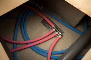 床下の配管の写真