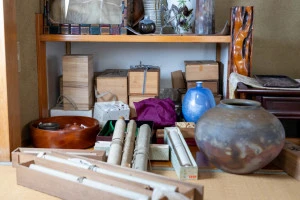 遺品整理をして出てきた壺や掛け軸などの骨董品類の写真