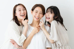 3人の笑顔の女性