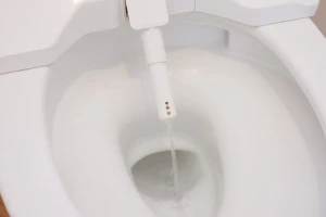 ノズルが出ているウォシュレットの写真