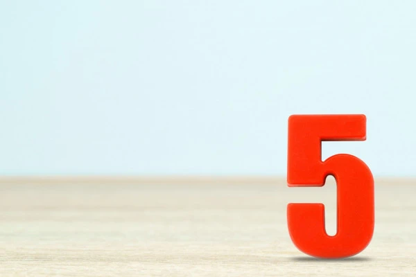 数字の「5」が描かれた画像