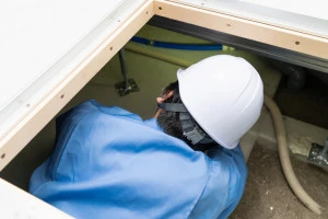 床下浸水の修理をする作業員の写真