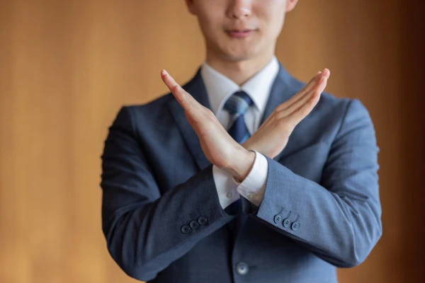 断っている男性の画像