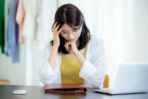 自力で人を探すが見つからない女性