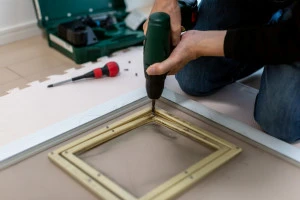 網戸に犬の出入口をつくるDIYのようす