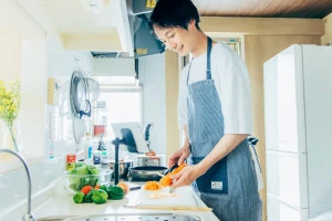 キッチンで料理をする男性の写真