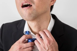 不潔な男性の口元の写真