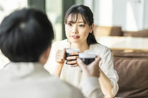カフェで会話をする男女の写真