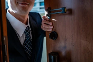 玄関先に訪問販売業者の写真