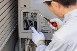 エコキュート（給湯器）の点検・修理の様子