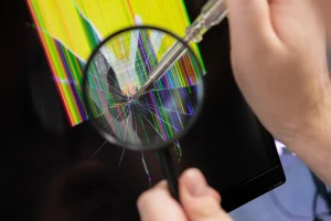 ディスプレイの損傷を修理している業者の写真