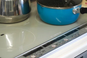鍋が置かれたIHクッキングヒーターの写真