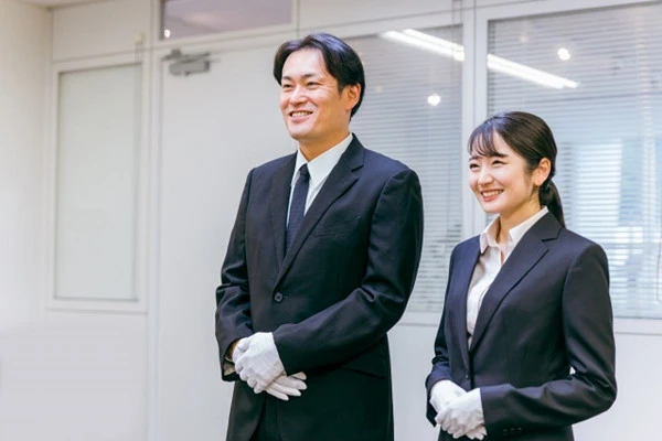 着物の持ち込み買取で査定を行う査定員の画像