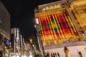 銀座の高級ブランドショップの夜の外観