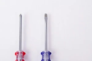プラスドライバーとマイナスドライバーの写真