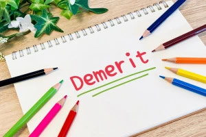 デメリットと書かれた画用紙の画像