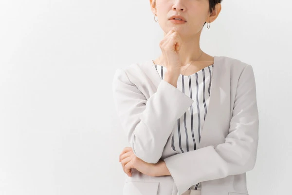 考える女性の写真