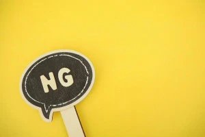 プラカードにNGエヌジーの単語が書いてある画像