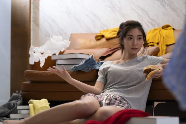 ゴミ屋敷の中で生活する女性の写真