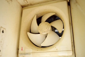 汚れた古い換気扇の写真