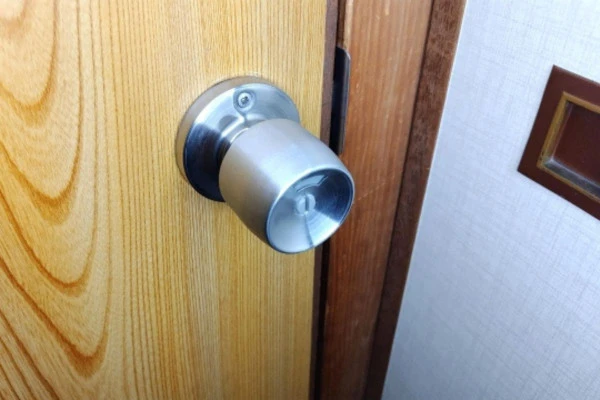 古いドアノブがついたドアの写真